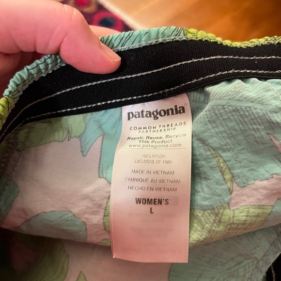 Patagonia Best Fronds Hibiscus Print Baggies 5 inch inseam Size Large - Picture 6 of 8